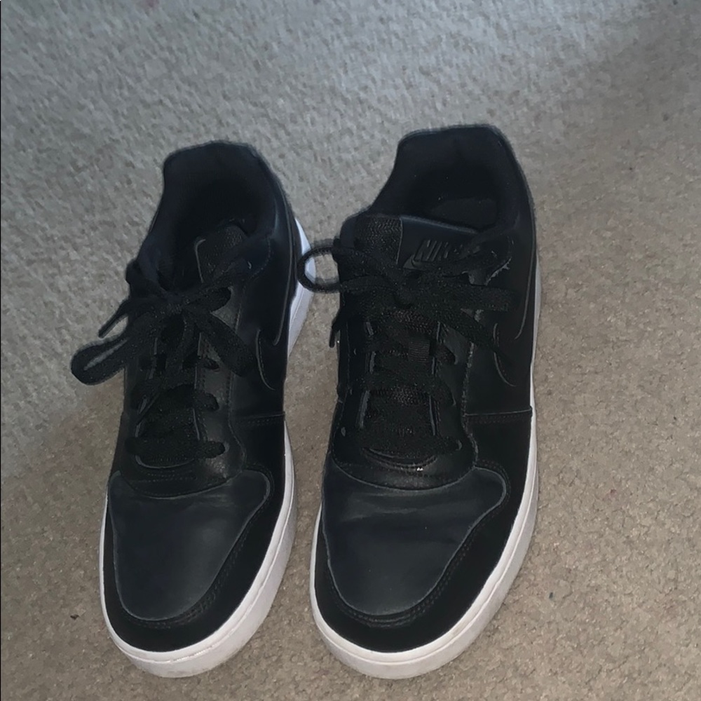 black nike shoes